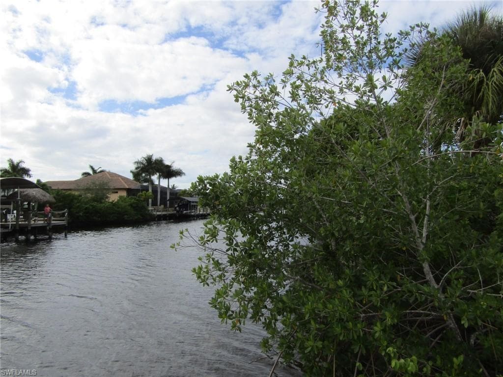 535 SE 7th ST CAPE CORAL, FL 33990