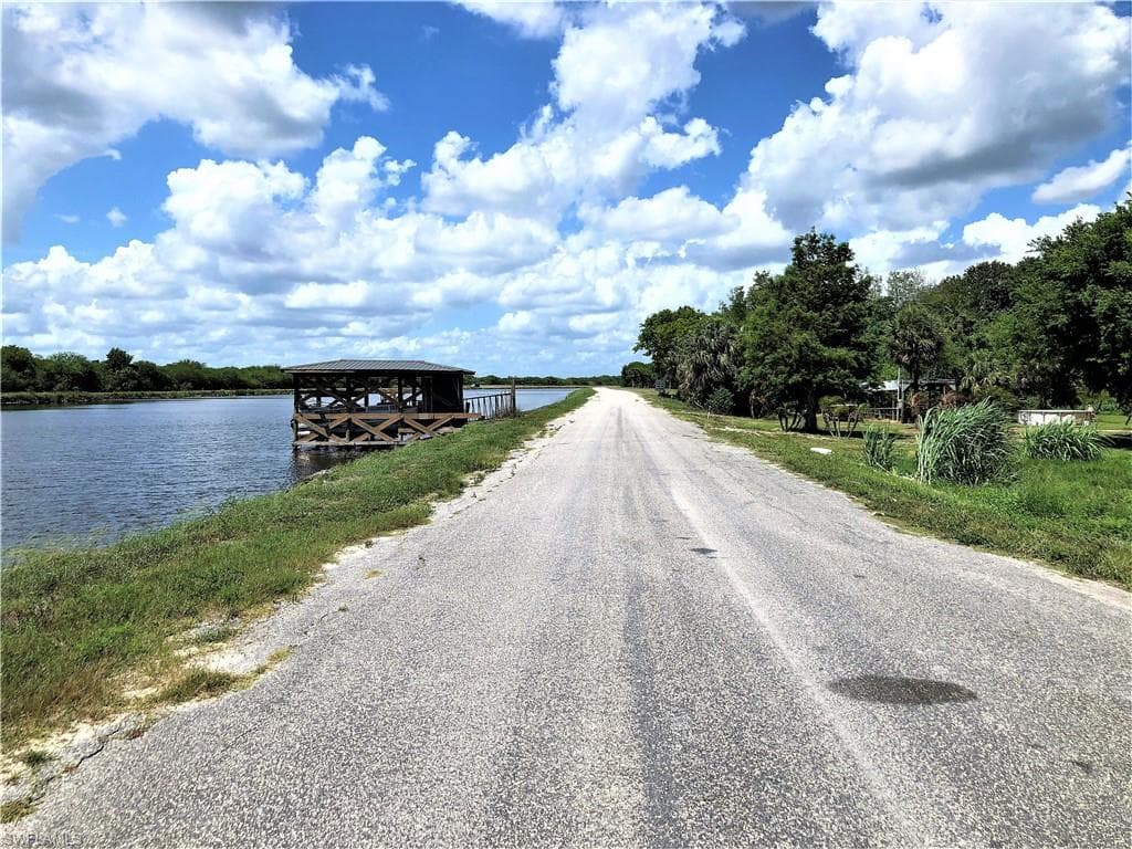 2485 Riverside DR SW MOORE HAVEN, FL 33471