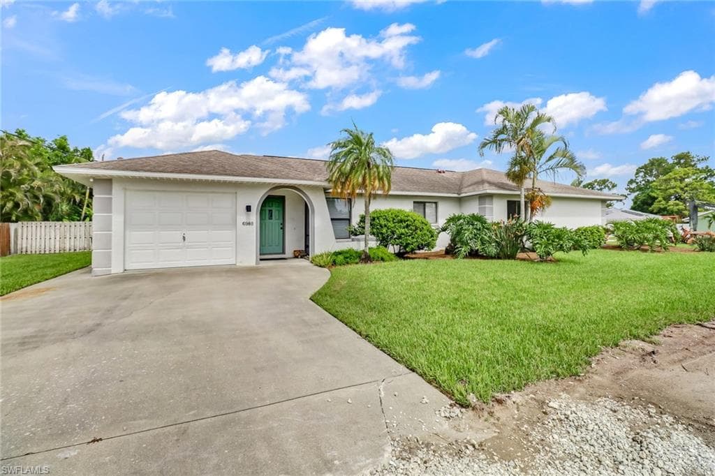 698 109th AVE N NAPLES, FL 34108