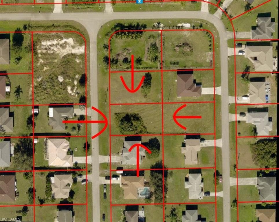 916 Apple AVE LEHIGH ACRES, FL 33971