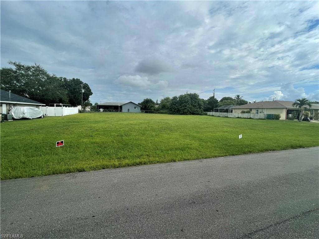 907 SE 18th ST CAPE CORAL, FL 33990