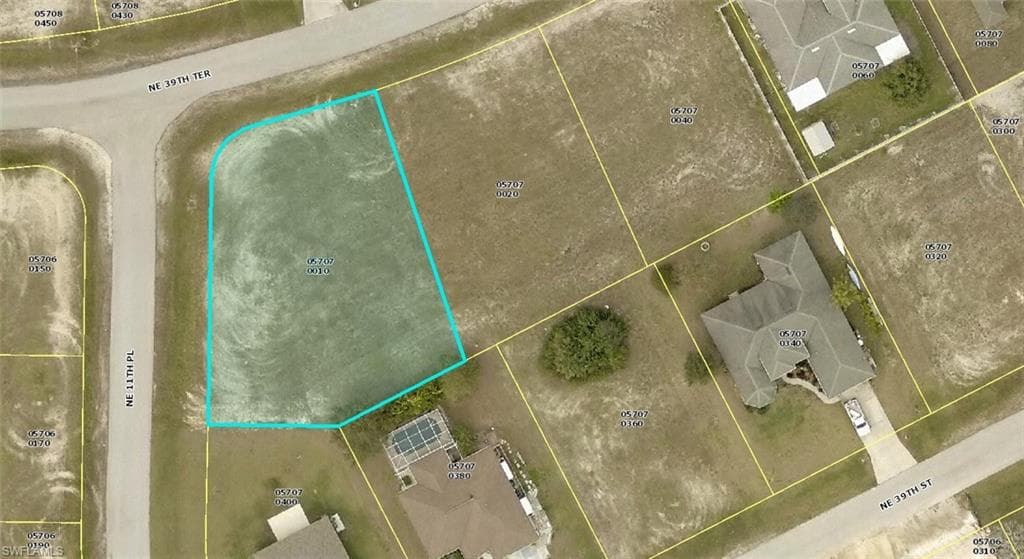 1100 NE 39th TER CAPE CORAL, FL 33909
