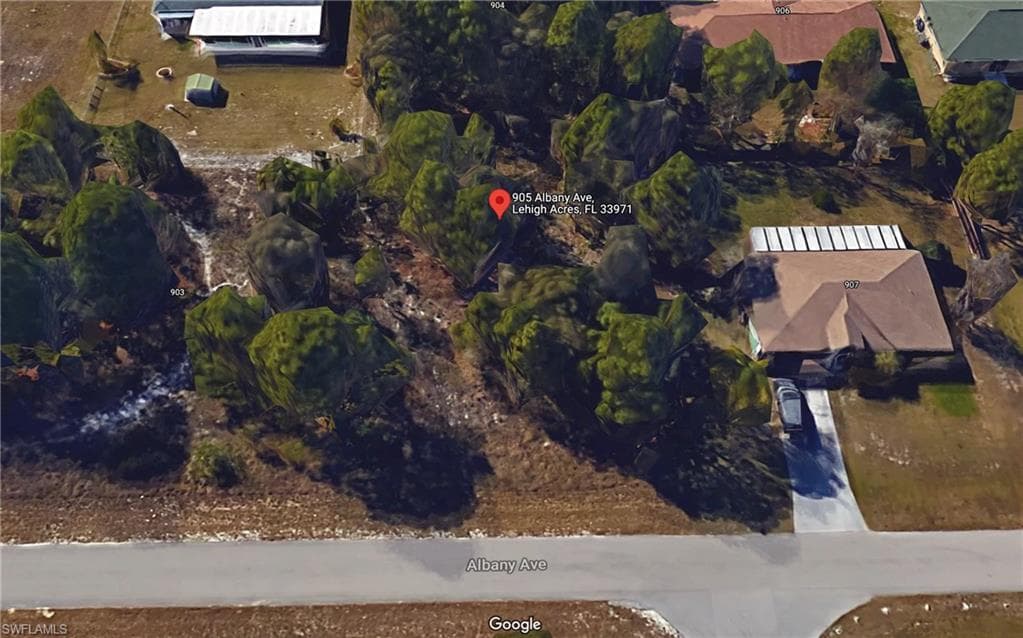 905 Albany AVE LEHIGH ACRES, FL 33971