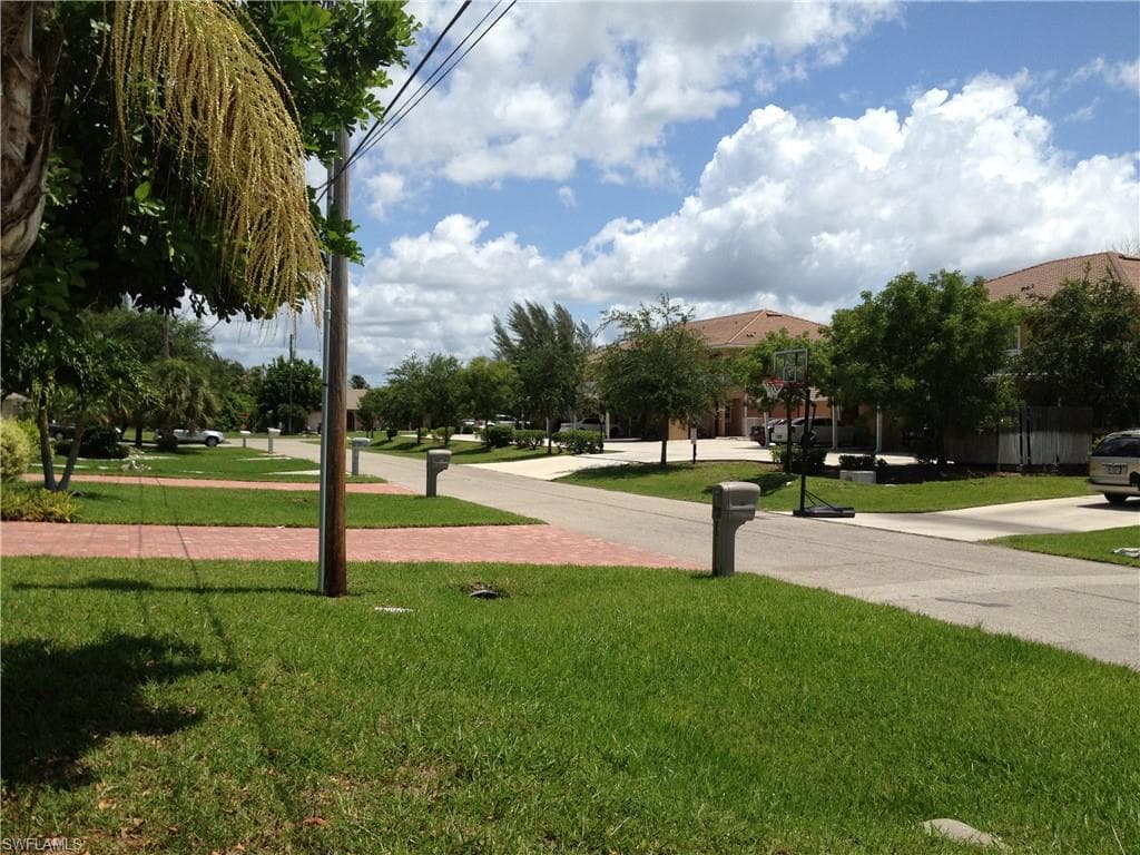 616 SE 13th PL CAPE CORAL, FL 33990