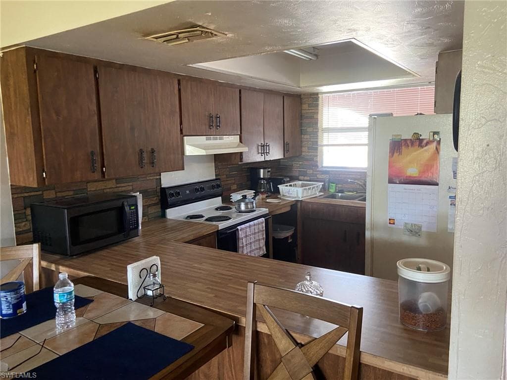 1102 15th TER CAPE CORAL, FL 33991