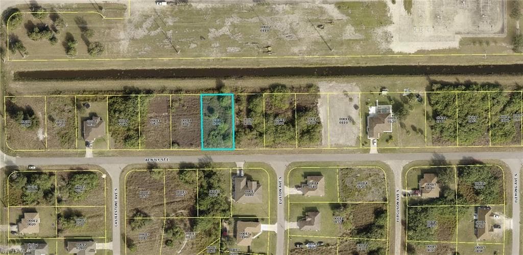 813 Bently ST E LEHIGH ACRES, FL 33974