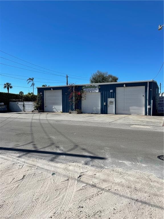 2380 Pine ST NAPLES, FL 34112