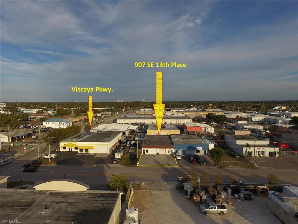 907 SE 13th PL CAPE CORAL, FL 33990