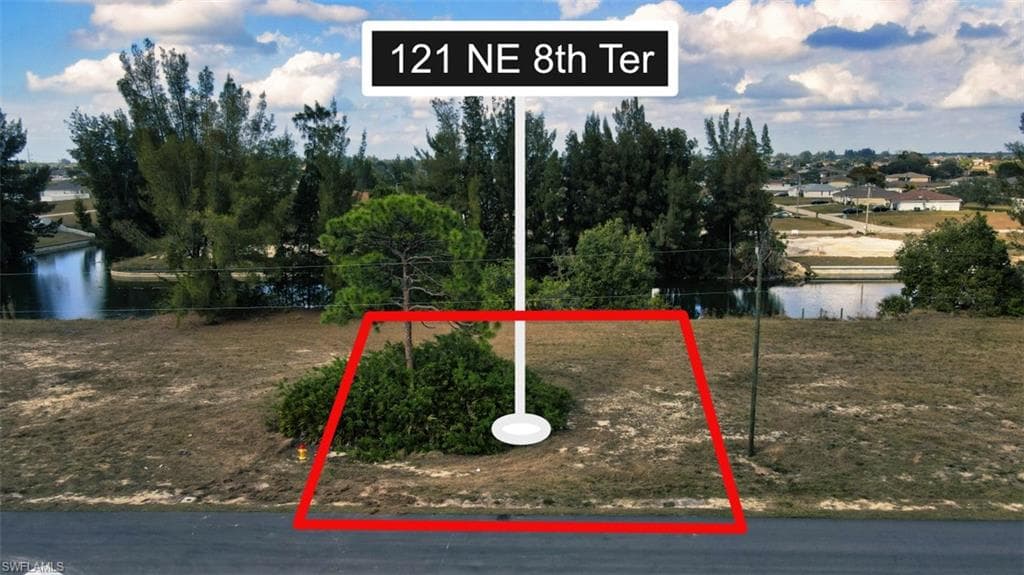 121 NE 8th TER CAPE CORAL, FL 33909