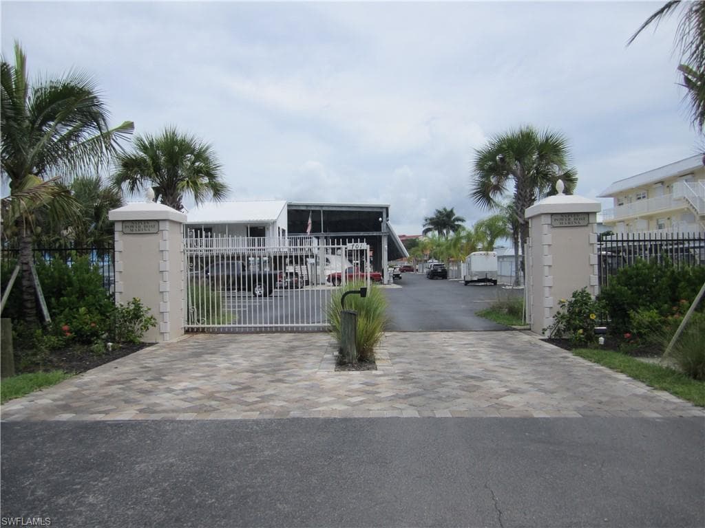 705 11th ST S NAPLES, FL 34102