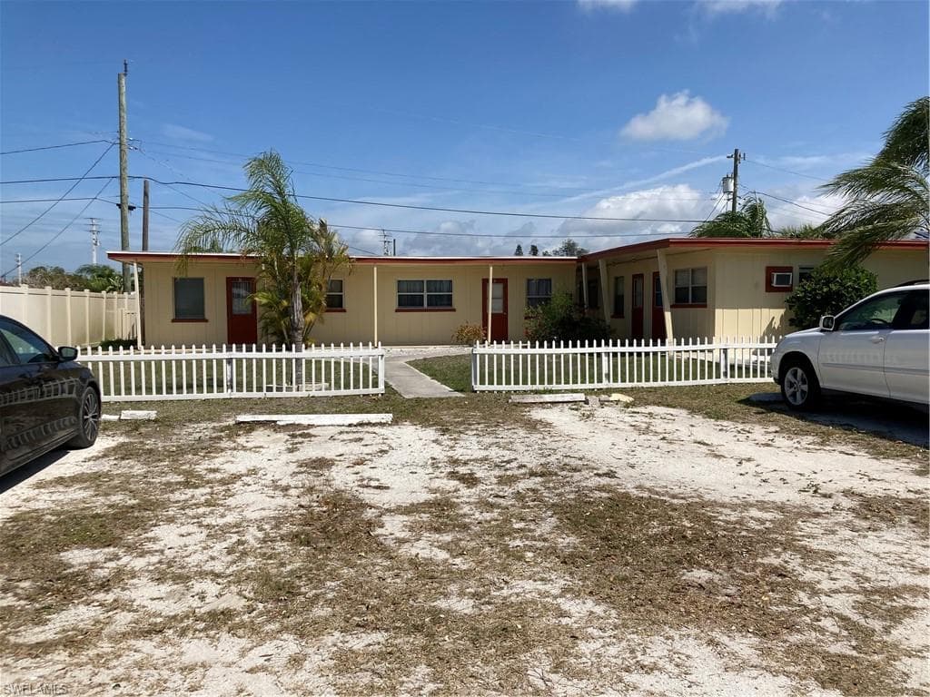 910 Lindis LN NOKOMIS, FL 34275