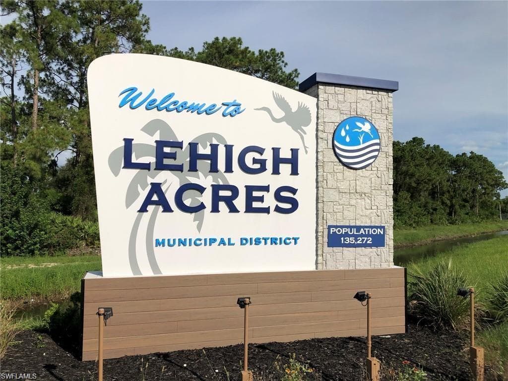 425 Wilder AVE S LEHIGH ACRES, FL 33974