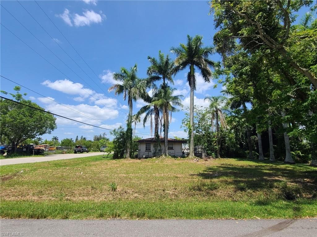 25 Cabana AVE NORTH FORT MYERS, FL 33903