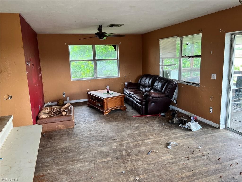 3909 3rd ST SW LEHIGH ACRES, FL 33976