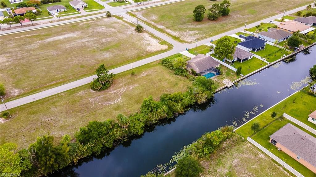 855 SW 15th TER CAPE CORAL, FL 33991