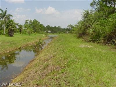 847 Geneva ST E LEHIGH ACRES, FL 33974