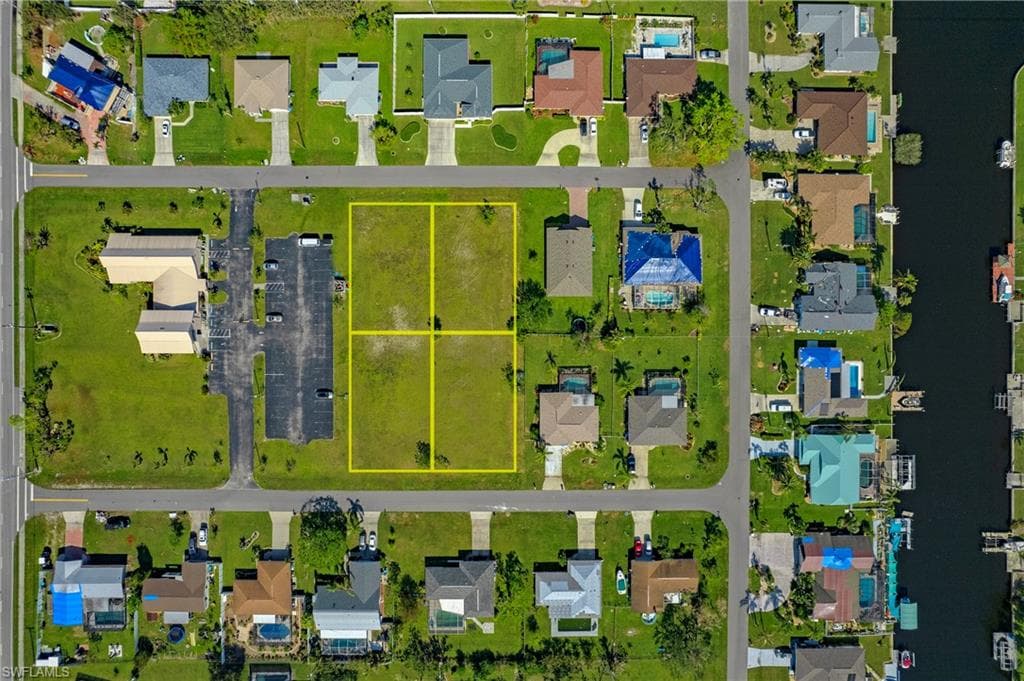916 SE 22nd TER CAPE CORAL, FL 33990