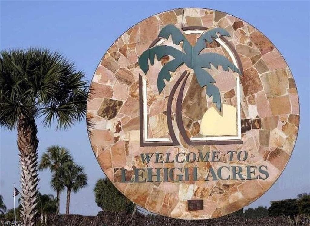 459 Western AVE S LEHIGH ACRES, FL 33974