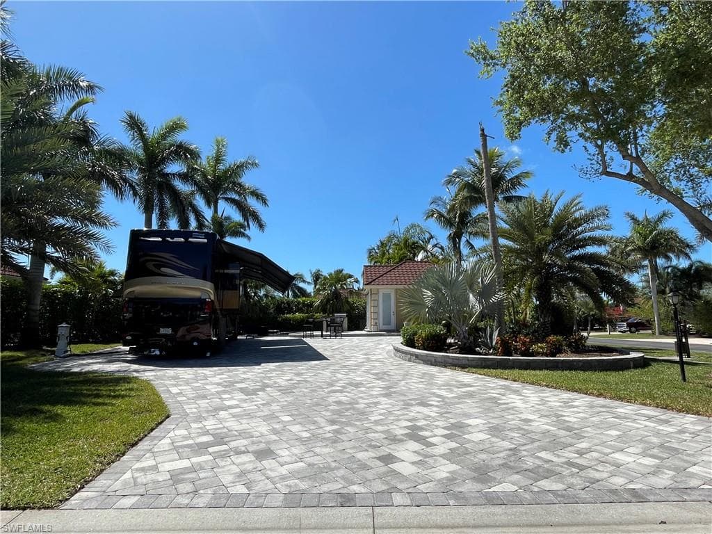 4721 Chariot CT NAPLES, FL 34114