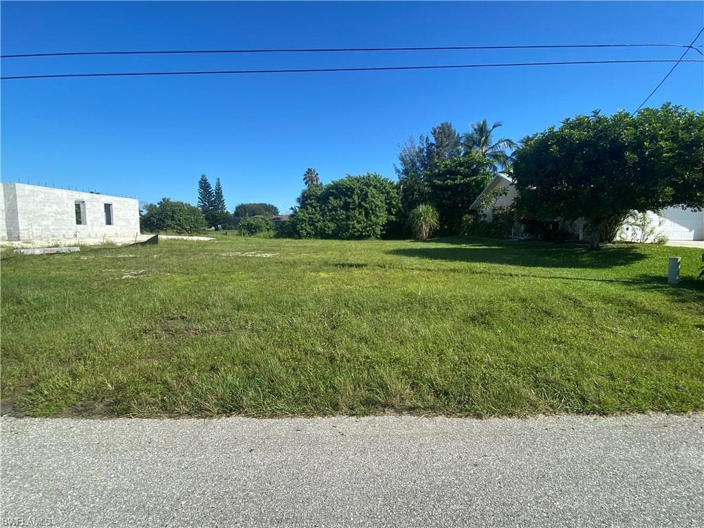 305 SW 15th TER CAPE CORAL, FL 33991