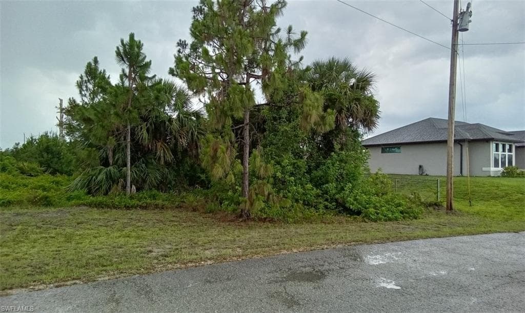 652 Cardinal ST E LEHIGH ACRES, FL 33974