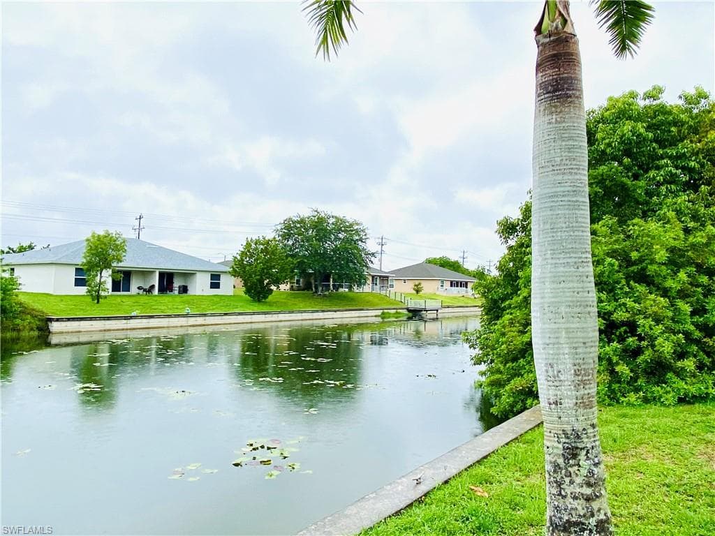 724 SE 8th PL CAPE CORAL, FL 33990