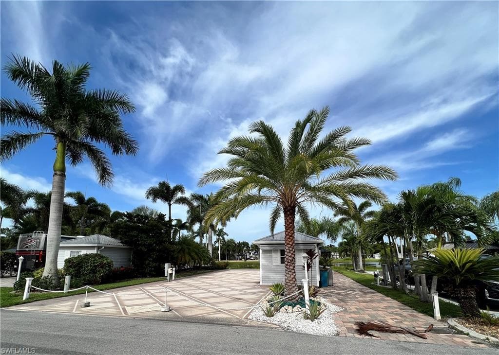 5720 Brightwood DR FORT MYERS, FL 33905