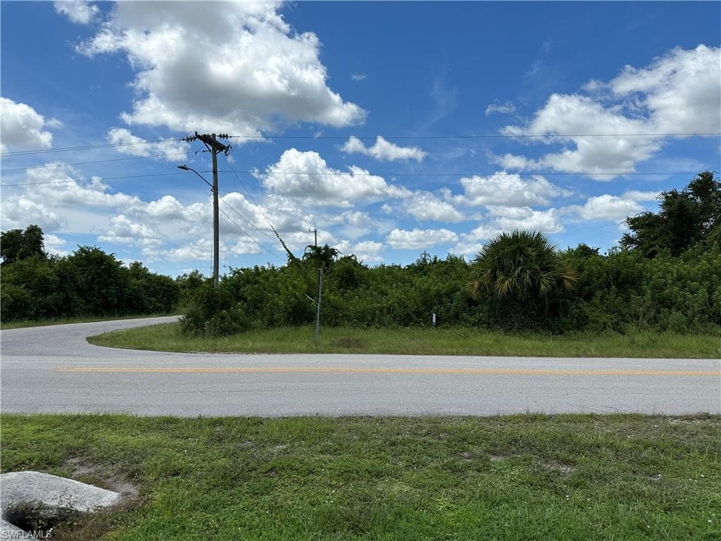 655 Theodore Vail ST E LEHIGH ACRES, FL 33974