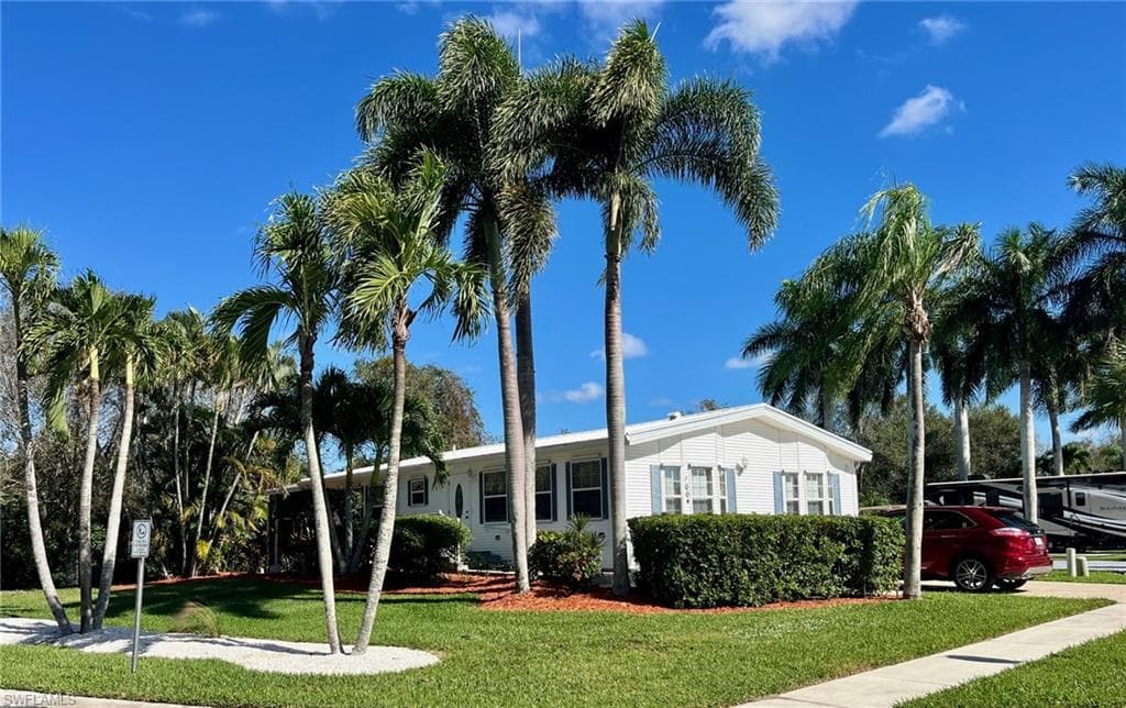 1004 Diamond Lake CIR NAPLES, FL 34114