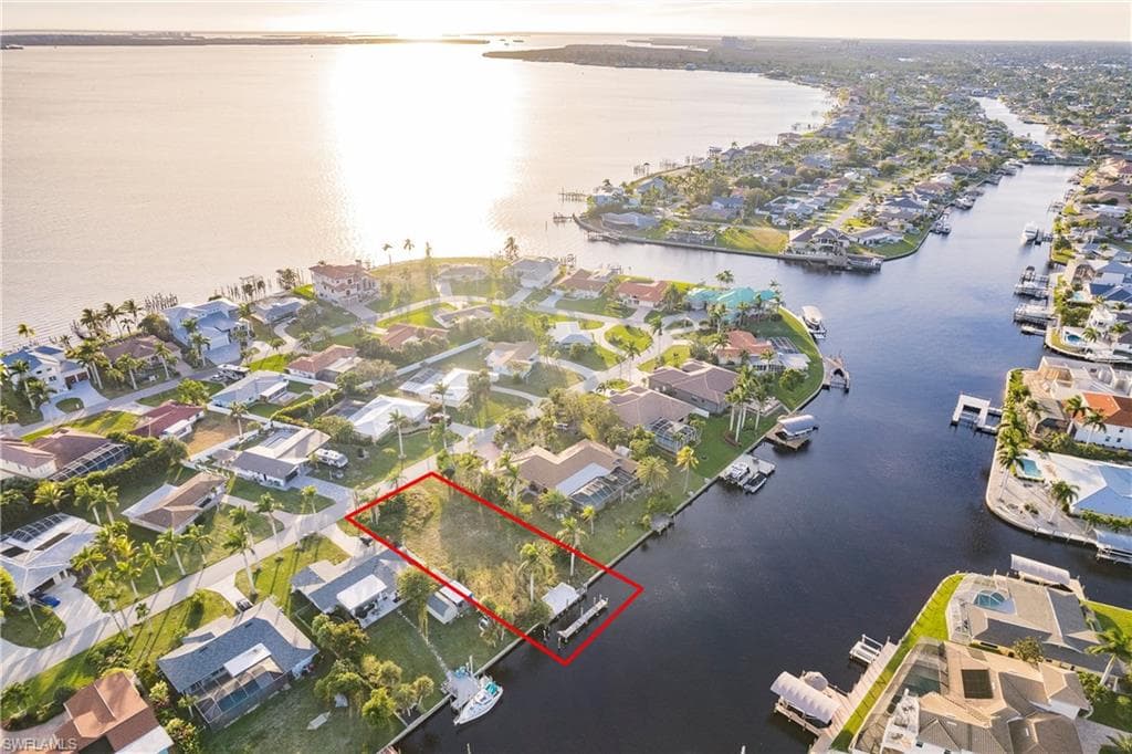 931 Dolphin DR CAPE CORAL, FL 33904