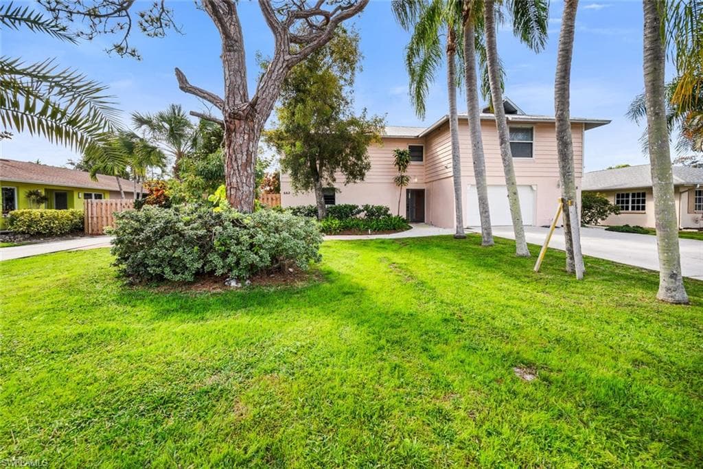 658-662 95th AVE N NAPLES, FL 34108
