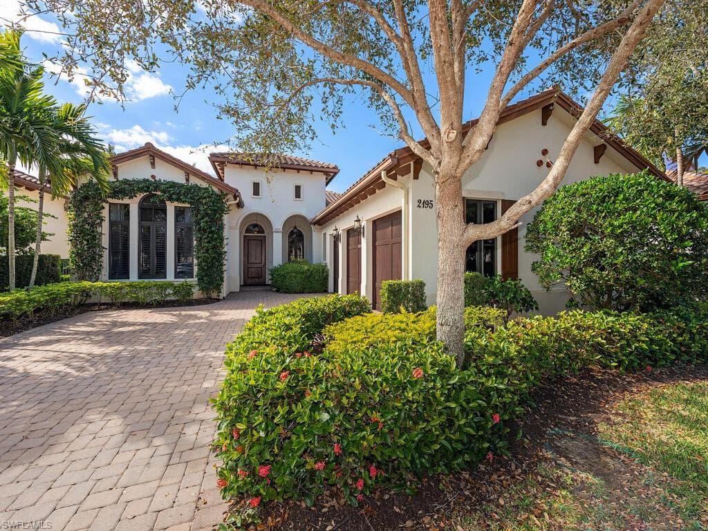 2195 RESIDENCE CIR NAPLES, FL 34105