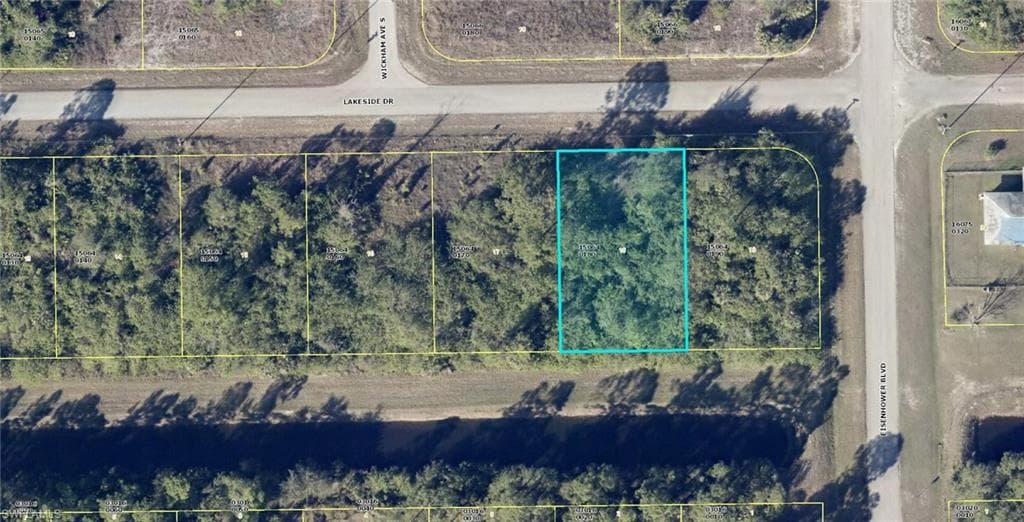 984 Lakeside DR LEHIGH ACRES, FL 33974