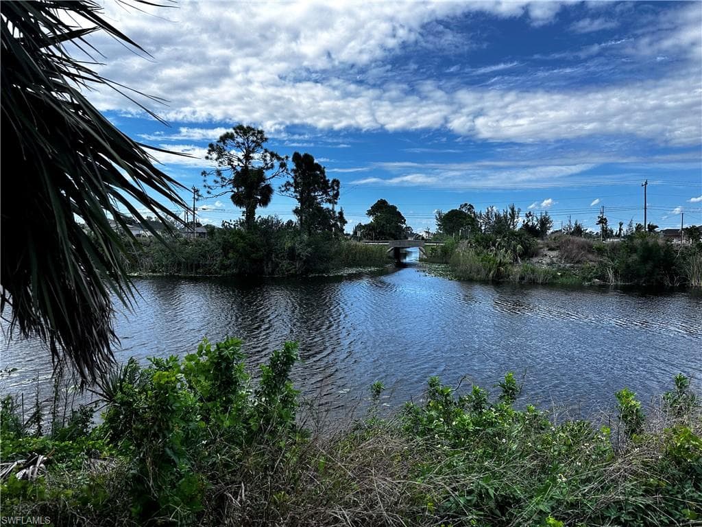 933 NE 37th TER CAPE CORAL, FL 33909