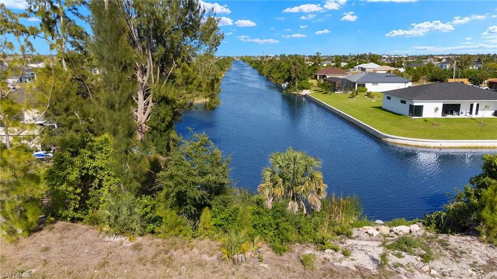 527 NW 7th AVE CAPE CORAL, FL 33993