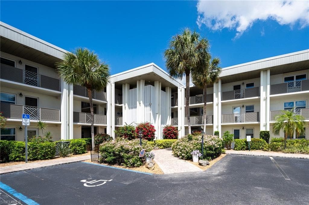 6102 Augusta DR 210 FORT MYERS, FL 33907