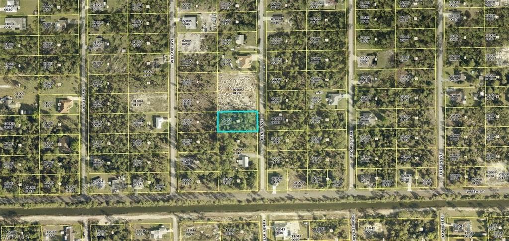 807 Henry AVE LEHIGH ACRES, FL 33972