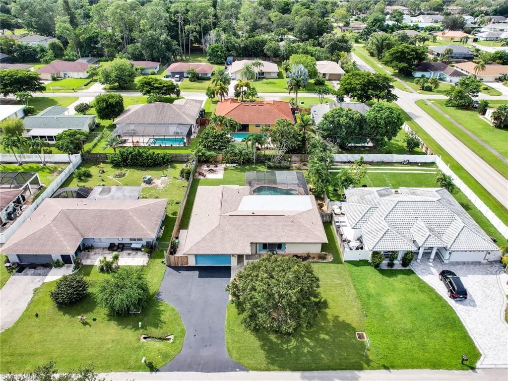 208 Mentor DR NAPLES, FL 34110