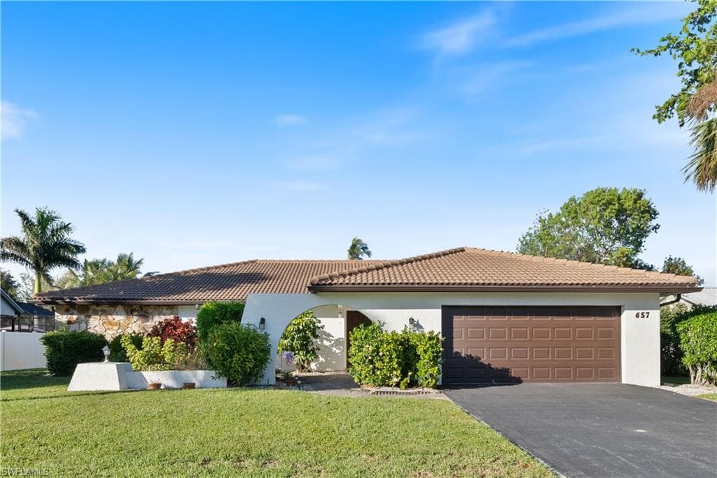 657 Pompano DR NAPLES, FL 34110