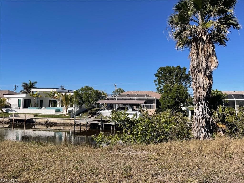 909 SW 40th TER CAPE CORAL, FL 33914