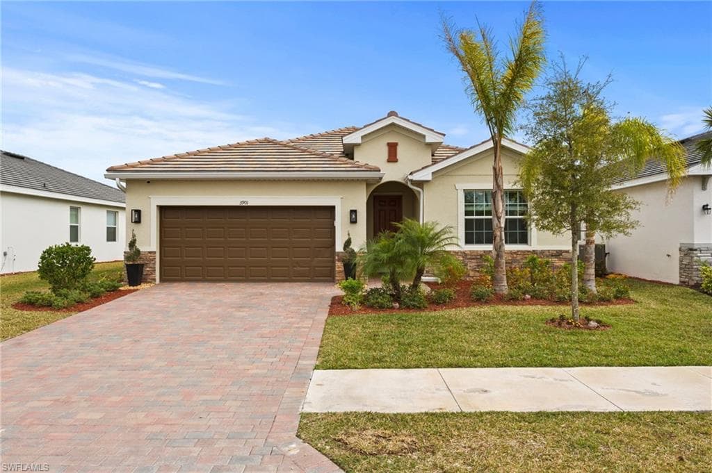 3901 Hampton CIR