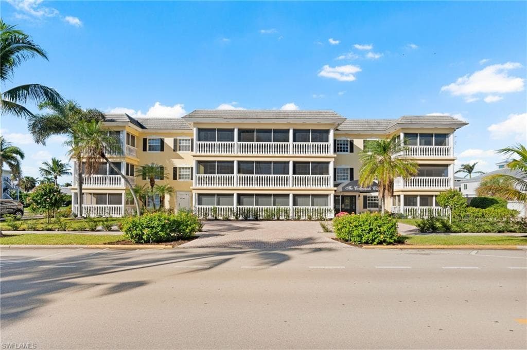 666 3rd ST S 104 NAPLES, FL 34102