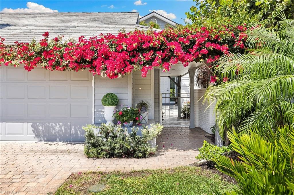 643 Bridgeway LN NAPLES, FL 34108