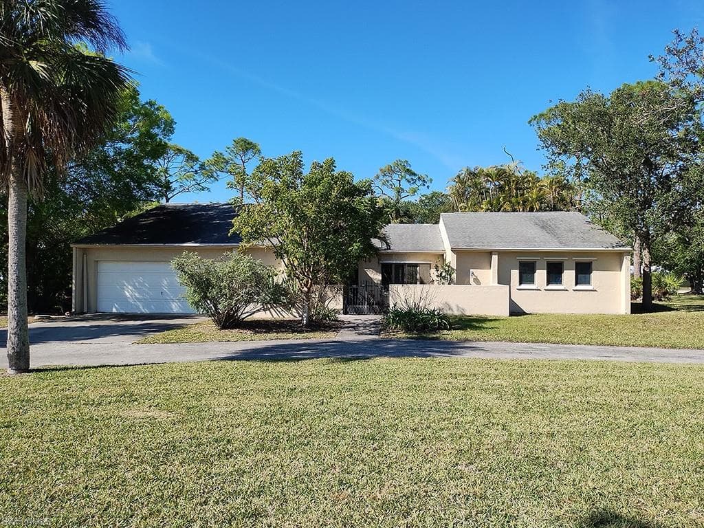 7256 Lake DR FORT MYERS, FL 33908