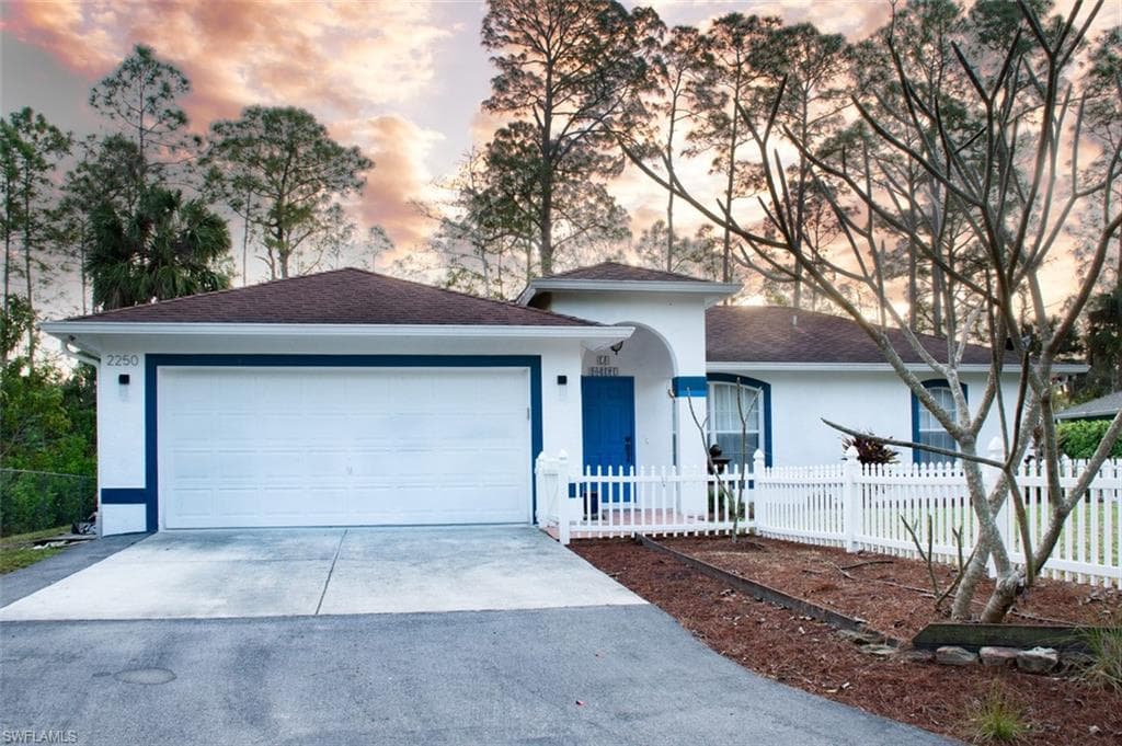 2250 Della DR NAPLES, FL 34117