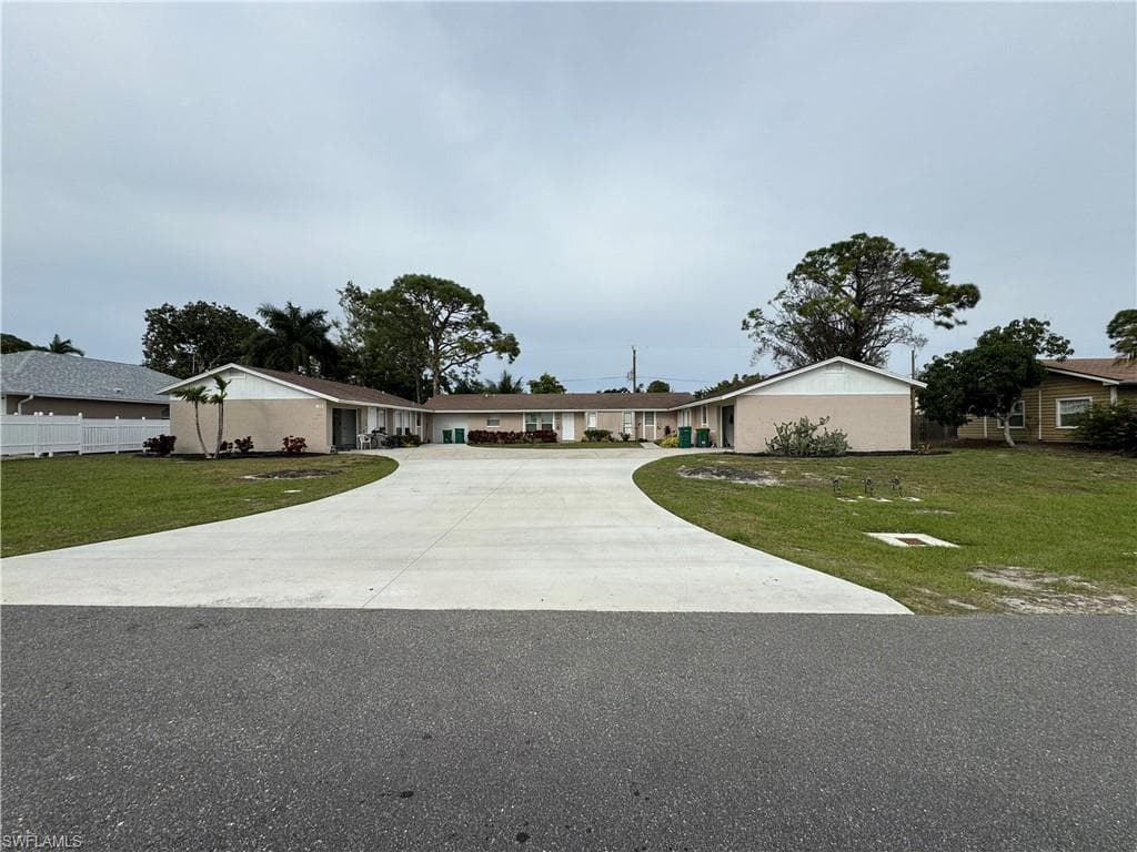 813 109th AVE N NAPLES, FL 34108