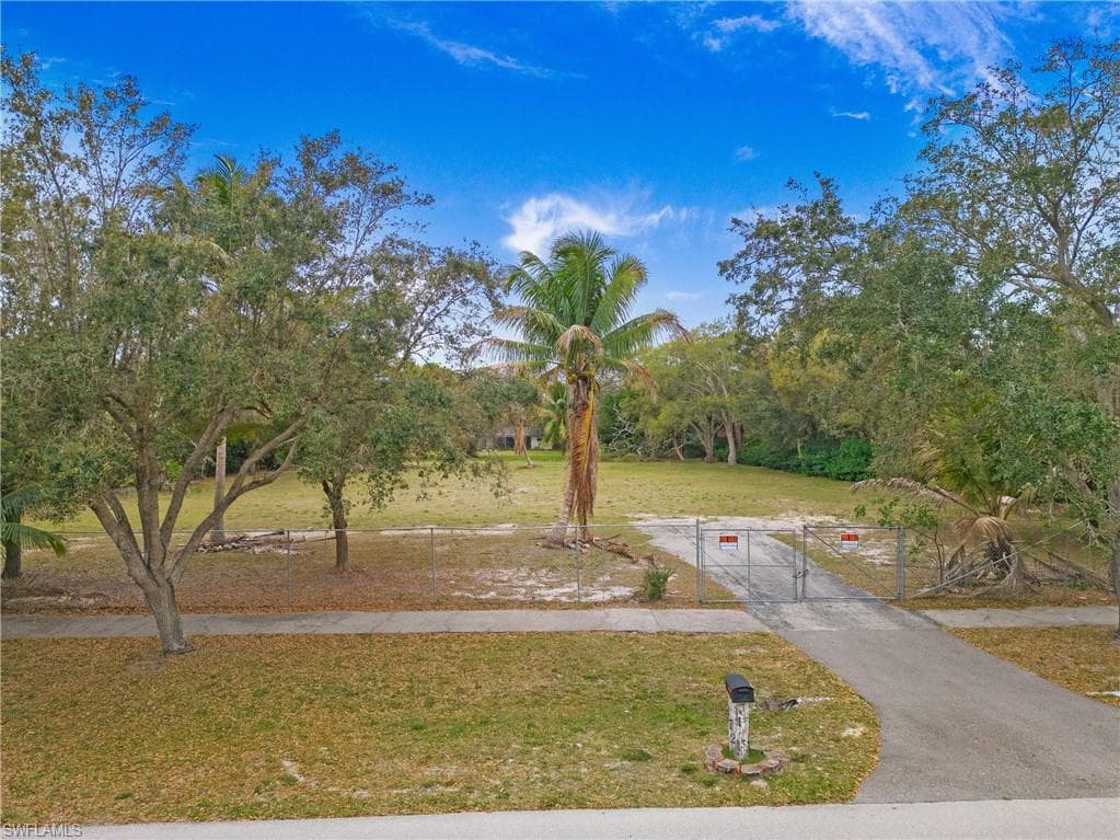 172 Hickory RD NAPLES, FL 34108