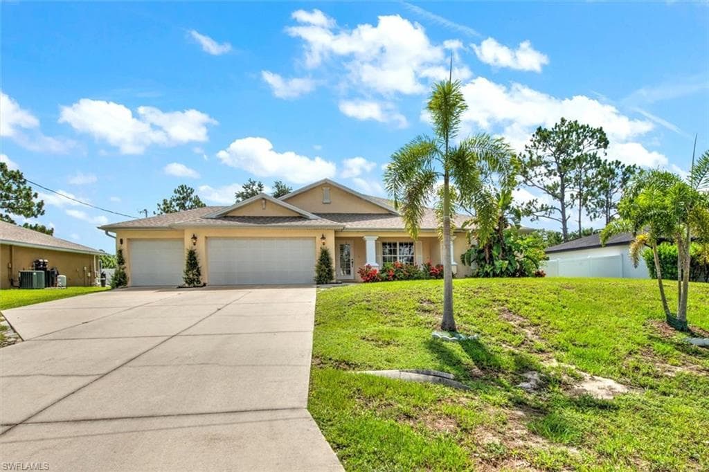 900 Angelo AVE LEHIGH ACRES, FL 33971