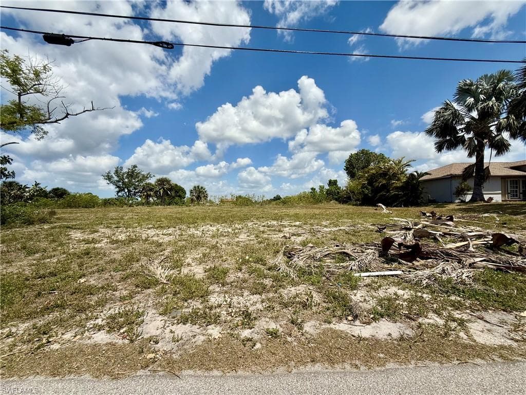 823 NE 11th TER CAPE CORAL, FL 33909