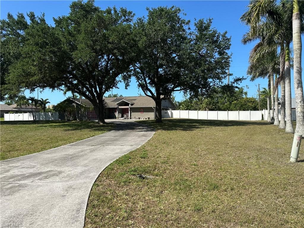 20600 Charing Cross CIR ESTERO, FL 33928